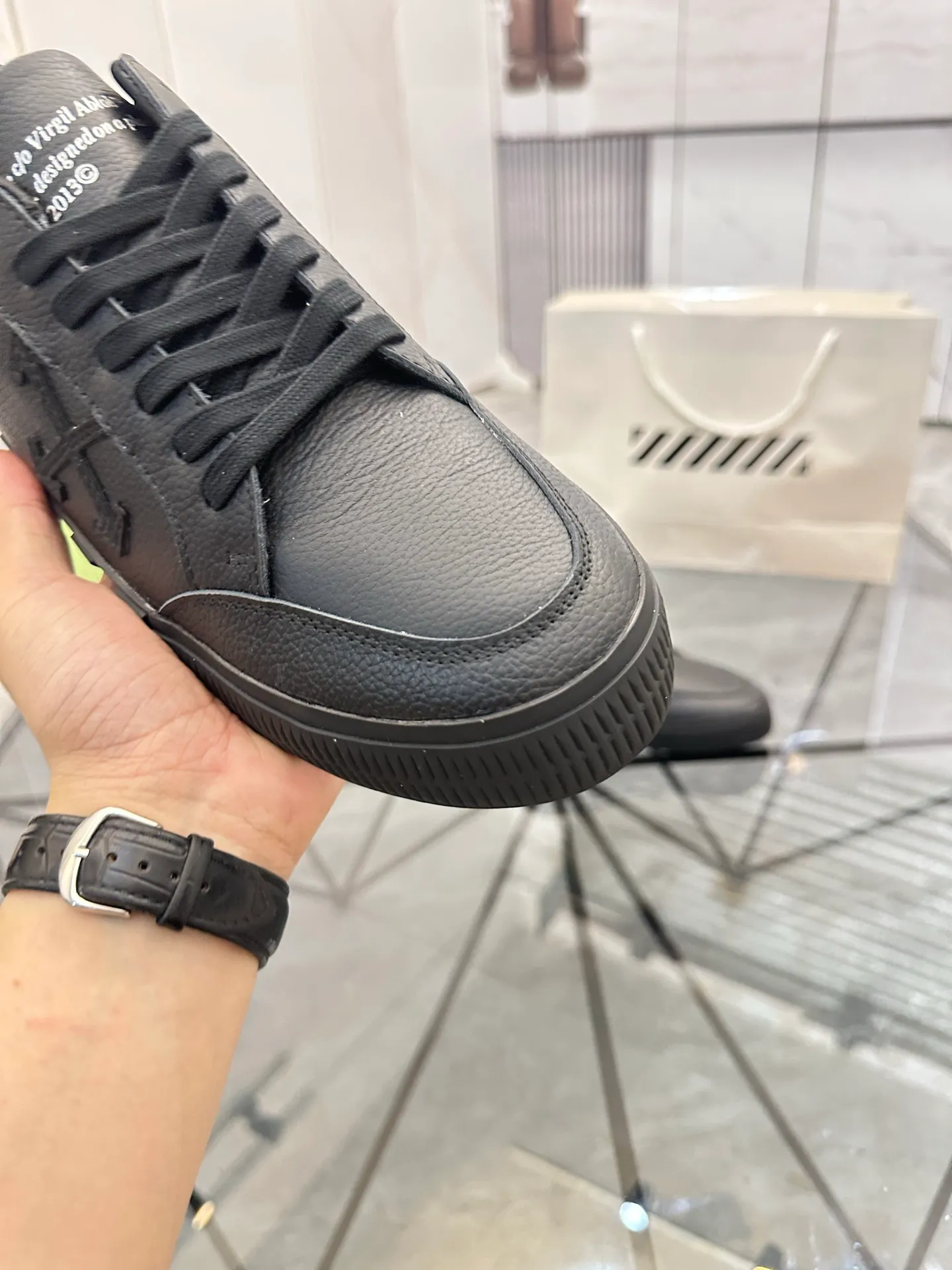 Selling men's shoes 💰: 💰P440¥ Product trademark: OFF WHITE *"OFF WHITE*" low-top casual shoes Regular size: 35-45 (can be customized to 46) Couple style Product material: imported cowhide upper, breathable lining, original outsole. No.: H203